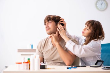 Doktor otorhinolaryngologi ziyaret işitme sorunu olan hasta