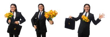 Çiçek ve kısa vaka üzerinde beyaz izole yakışıklı işadamı