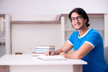 Evde Genç yakışıklı öğrenci 