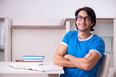 Evde Genç yakışıklı öğrenci 