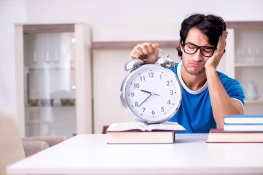 Evde Genç yakışıklı öğrenci 