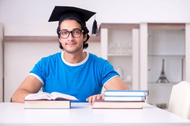 Evde Genç yakışıklı öğrenci 