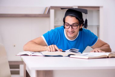 Evde Genç yakışıklı öğrenci 