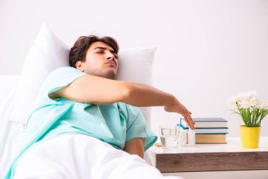 Yakışıklı delikanlı hastanede kalacak 