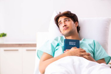 Yakışıklı delikanlı hastanede kalacak 