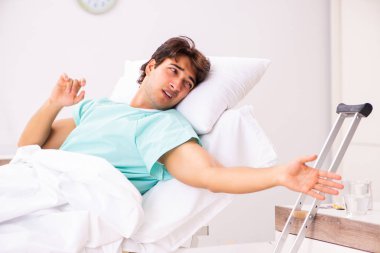 Yakışıklı delikanlı hastanede kalacak 