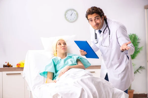 Jeune beau médecin visitant patiente en oncologie féminine — Photo