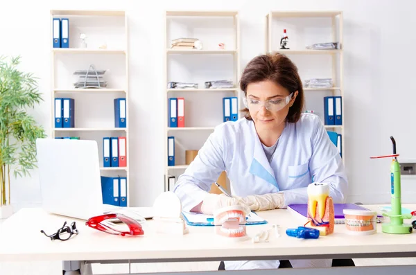 Kadın doktor yeni dişler üzerinde çalışma implant 