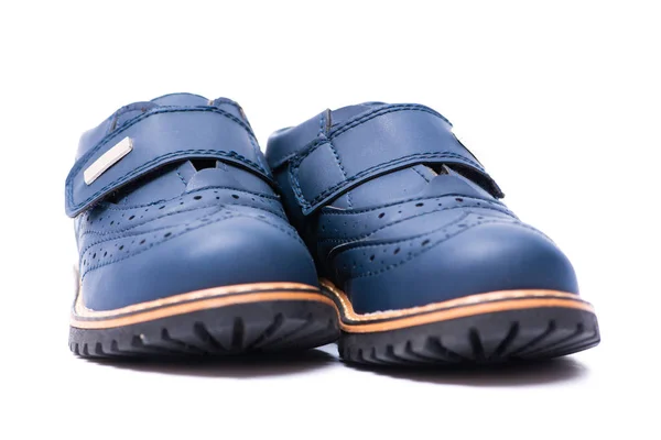 Zapatos de bebé azules aislados sobre fondo blanco — Foto de Stock