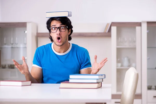 Joven estudiante guapo estudiando en casa — Foto de Stock