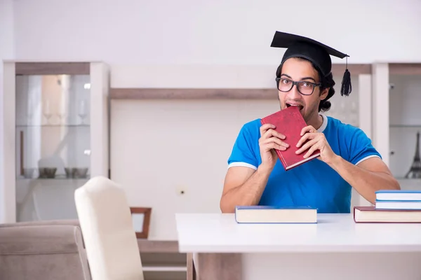 Joven estudiante guapo estudiando en casa —  Fotos de Stock