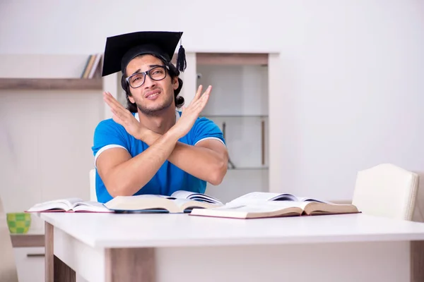 Jovem estudante bonito estudando em casa — Fotografia de Stock