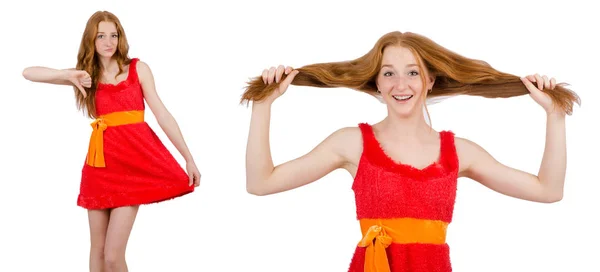 Giovane bella ragazza in abito rosso che punta isolato su bianco — Foto Stock