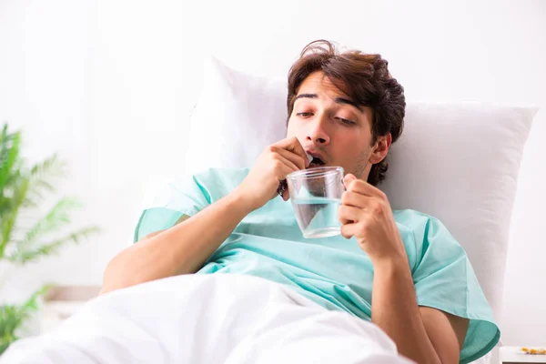 Joven hombre guapo que se queda en el hospital — Foto de Stock