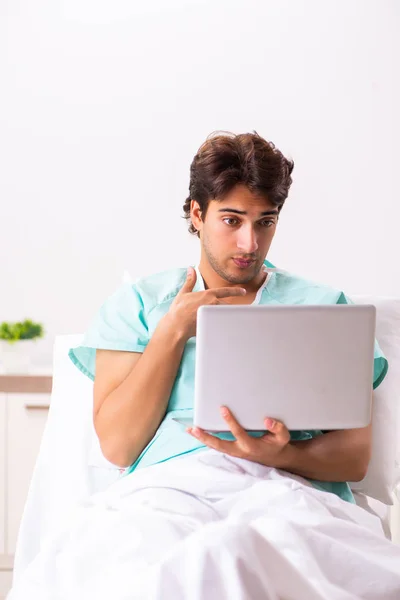 Jeune homme beau séjour à l'hôpital — Photo