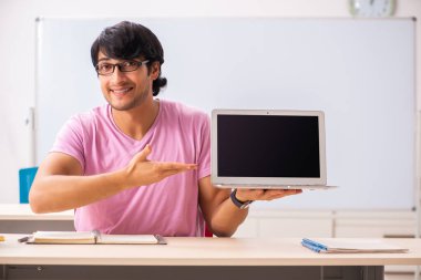 Genç erkek öğrenci sınıf 