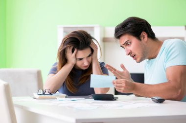 Genç aile kişisel finansla boğuşuyor