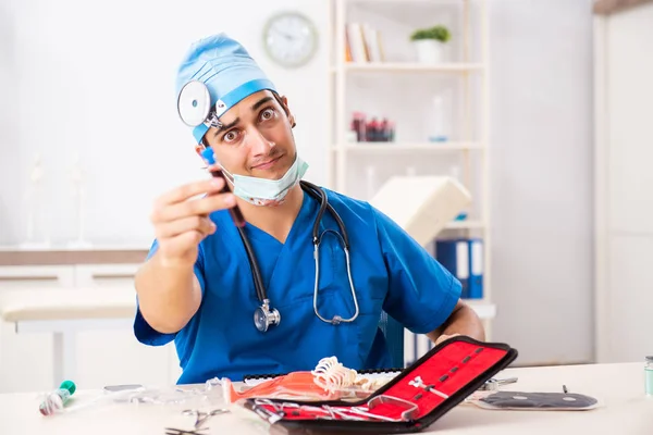 Szalony Doktor pracuje w klinice — Zdjęcie stockowe