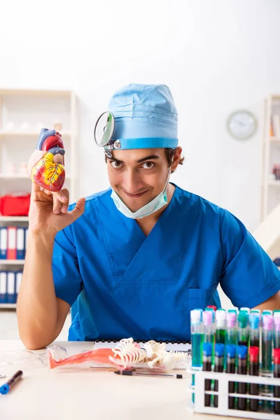 Medico pazzo che lavora in clinica — Foto Stock