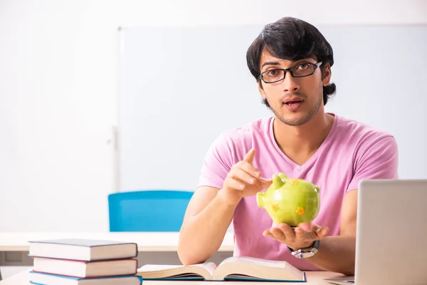 Jonge mannelijke student zitten in de klas — Stockfoto