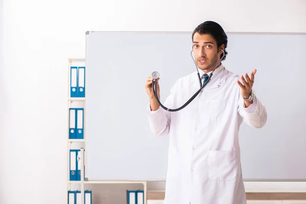 Jovem médico na frente do quadro branco — Fotografia de Stock