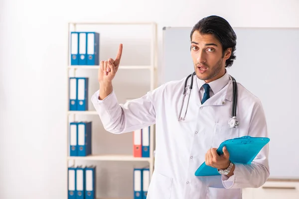 Joven médico frente a pizarra —  Fotos de Stock