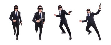 Kapalı gözlerle ve silah üzerinde beyaz izole genç adam