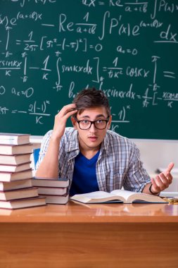 Genç erkek öğrenci okulda matematik