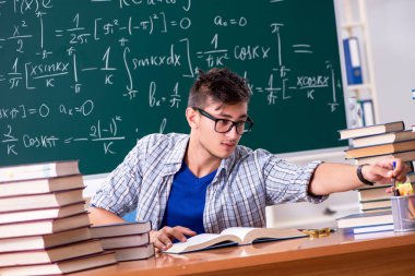 Genç erkek öğrenci okulda matematik