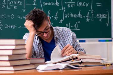 Genç erkek öğrenci okulda matematik