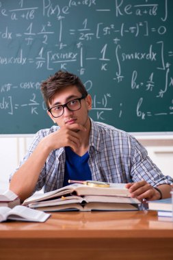 Genç erkek öğrenci okulda matematik