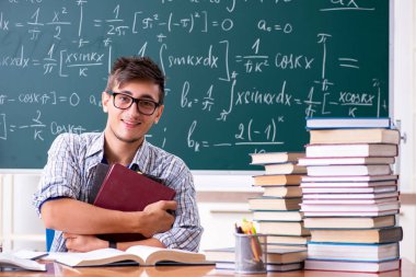 Genç erkek öğrenci okulda matematik