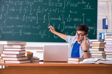Genç erkek öğrenci okulda matematik