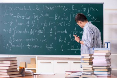 Genç erkek öğrenci okulda matematik