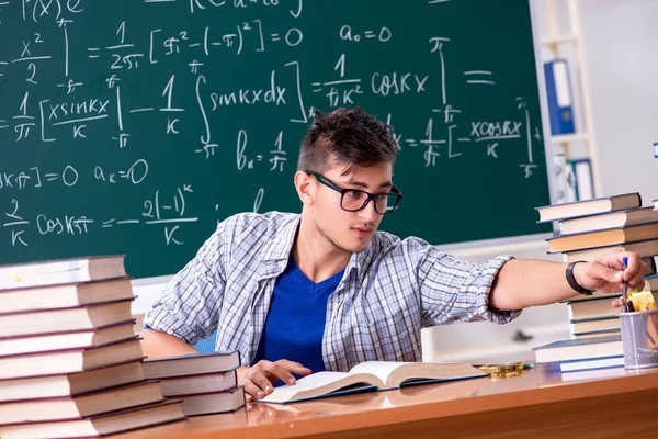 Mladý muž student studoval matematiku ve škole — Stock fotografie
