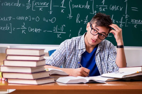 Giovane studente maschio che studia matematica a scuola — Foto Stock