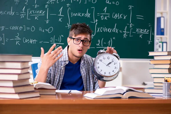 Genç erkek öğrenci okulda matematik