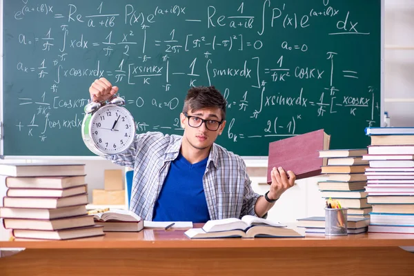 Junge männliche Schüler studieren Mathe in der Schule — Stockfoto