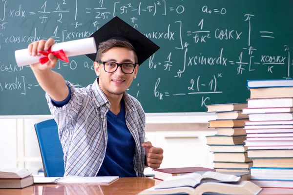 Jonge mannelijke student studeert wiskunde op school — Stockfoto