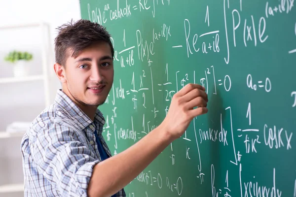 学校で数学を勉強して若い男子生徒 — ストック写真