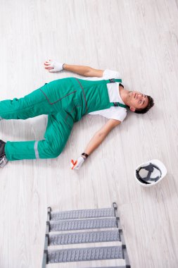 Merdivenden düşen genç bir işçi 