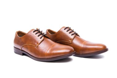 Kahverengi ayakkabılar beyaz arkaplanda izole edilmiş