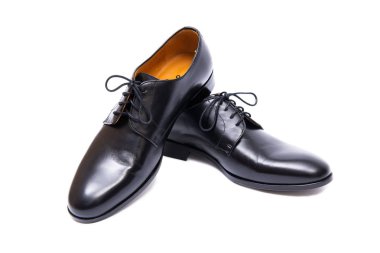 Siyah ayakkabılar beyaz arkaplanda izole edilmiş