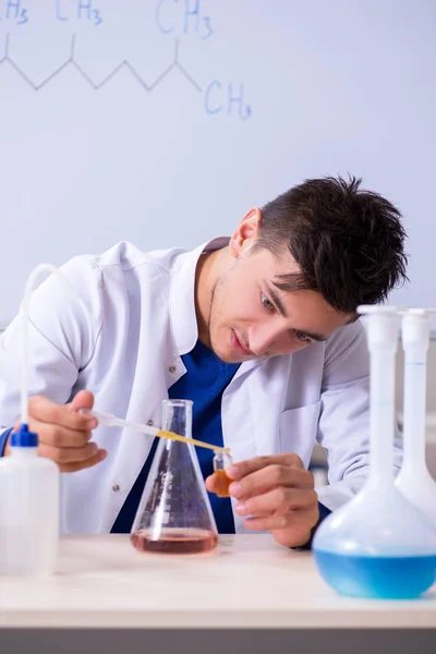 Jonge chemicus zitten in het lab — Stockfoto