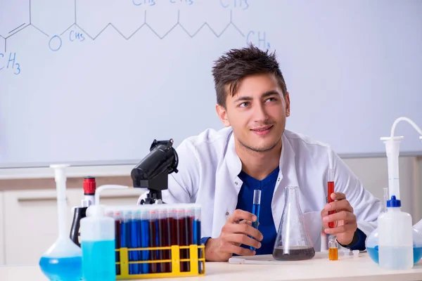 Νεαρός χημικός κάθεται στο εργαστήριο — Φωτογραφία Αρχείου