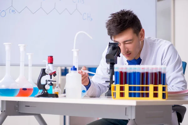 Unga kemist sitter i labbet — Stockfoto