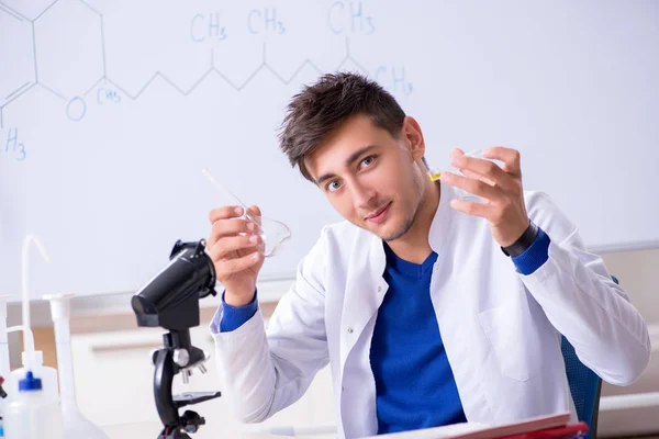 Jonge chemicus zitten in het lab — Stockfoto