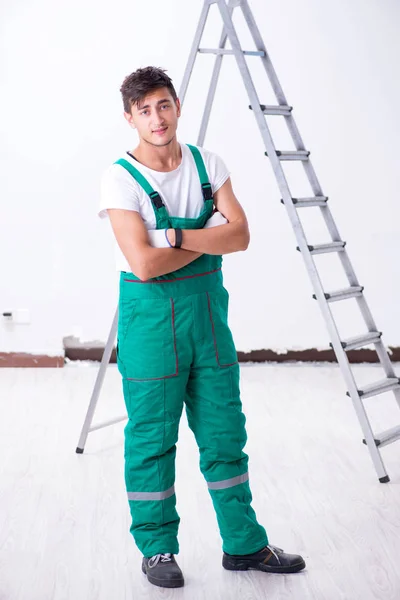 Jovem empreiteiro em casa conceito de renovação — Fotografia de Stock