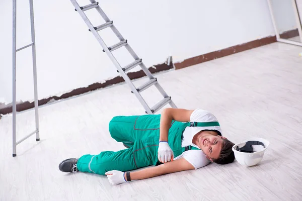 Joven trabajador cayendo de la escalera — Foto de Stock