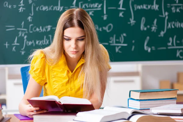 Joven estudiante delante de la pizarra — Foto de Stock